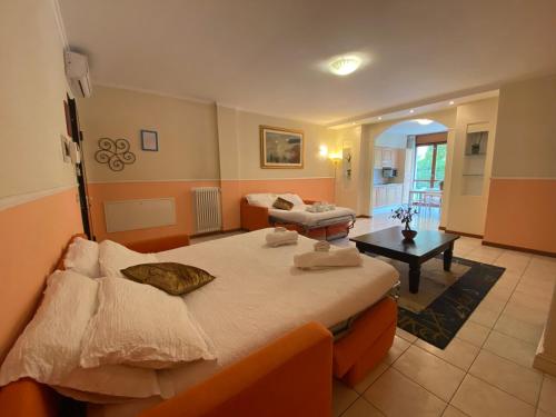 Postel nebo postele na pokoji v ubytování Ferretti Residence Garda Palace