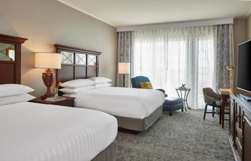莫比爾的住宿－貝特豪斯萬麗移動酒店&Spa，酒店客房设有两张床和电视。