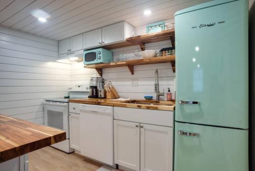 Dapur atau dapur kecil di Renovated Cottage: 4th row from the Beach!