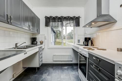Ett kök eller pentry på STF Hostel Lärbro/Grannen