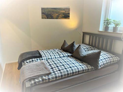 Postel nebo postele na pokoji v ubytování Ferienwohnung Weininsel