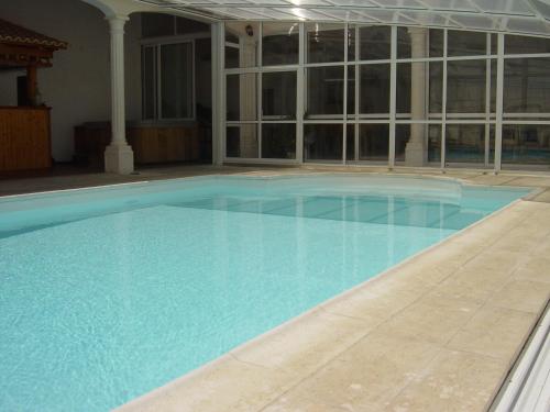 una grande piscina con acqua azzurra di Casas da Vila a Vimieiro