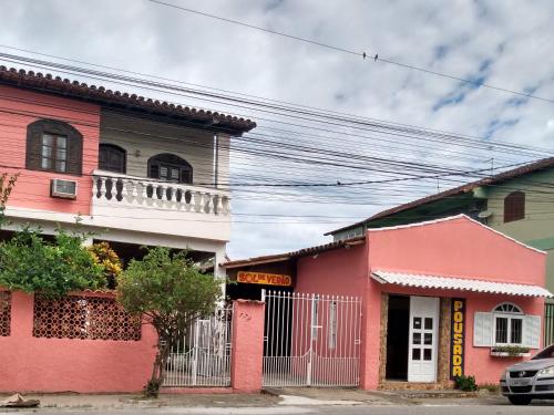 un grupo de edificios en una calle de la ciudad en Pousada Sol de Verão en São Pedro da Aldeia