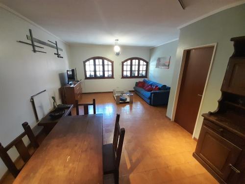 a living room with a table and a blue couch at Departamento en Olivos in Olivos