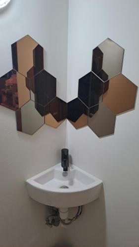 een badkamer met een wastafel en spiegels aan de muur bij BOHO studio Center of Antwerp in Antwerpen