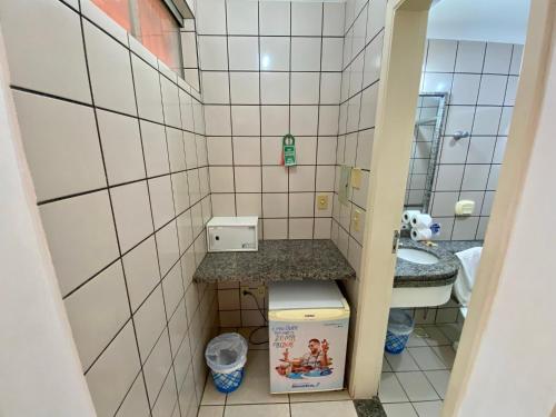 a small bathroom with a sink and a toilet at DiRoma Fiori com um dia no Acqua park, Splash e Slide in Caldas Novas