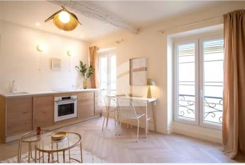 une cuisine avec une table et des chaises dans une pièce dans l'établissement 2 pièces vieux Nice vue coulée verte, à Nice