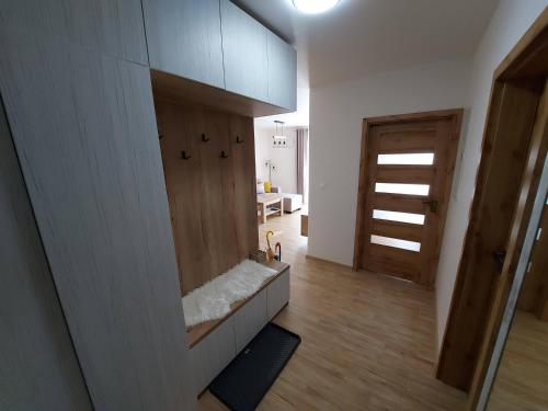ein Bad mit Badewanne in der Mitte eines Zimmers in der Unterkunft Apartmán Filip - Pod Lesom in Vysoké Tatry