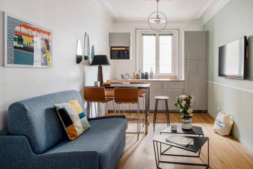un salon avec un canapé et une table dans l'établissement Edgar Suites Martyrs - Lebas, à Paris