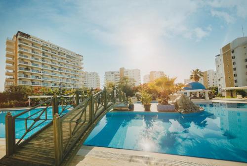 uma ponte sobre uma piscina numa cidade em Caesar Resort & Spa Official em Iskele