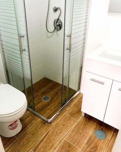 ein Bad mit einer Dusche und einem WC in der Unterkunft Pninat Hadrom in Be’er Scheva