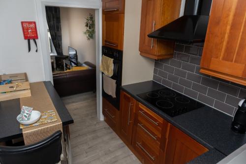 a kitchen with a stove and a counter top at Au Centre-Ville in Lisnaskea