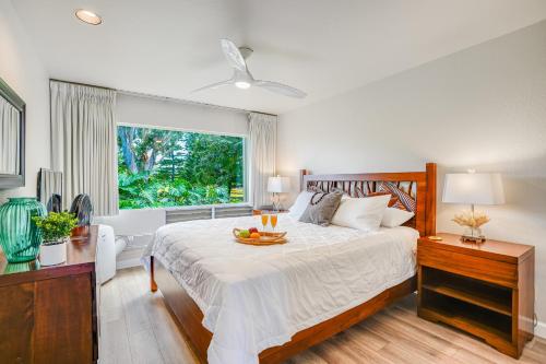 Un dormitorio con una cama con una bandeja de fruta. en Pali Ke Kua 209, en Princeville