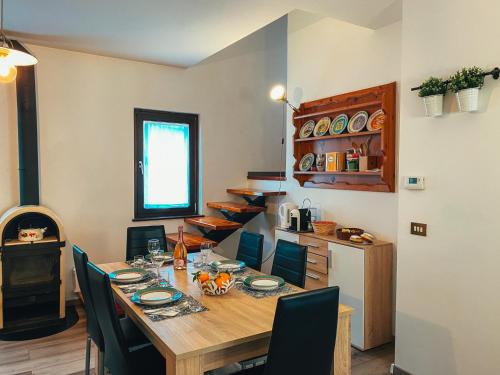 a dining room with a table and a stove at Appartamento panoramico in Sùtrio