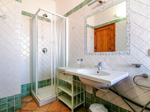 サンタ・テレーザ・ガッルーラにあるResidence Levanteのバスルーム(シンク、シャワー、鏡付)