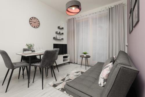 Televízia a/alebo spoločenská miestnosť v ubytovaní Elegant Apartment with Balcony & Bathtub Warsaw Wola by Noclegi Renters