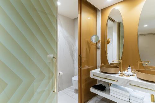 Bilik mandi di Savoy Palace - The Leading Hotels of the World - Savoy Signature