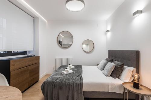 een slaapkamer met een bed met twee knuffels erop bij BNBHolder The Sweetest II Centre in Madrid