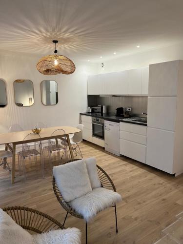 une cuisine et une salle à manger avec une table et des chaises dans l'établissement NOTRE DAME - STYLISH APARTMENT, à Paris