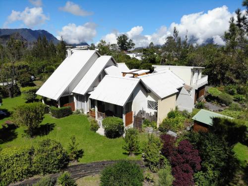 une vue aérienne sur une maison aux toits blancs dans l'établissement La Villa Soalic, à Cilaos