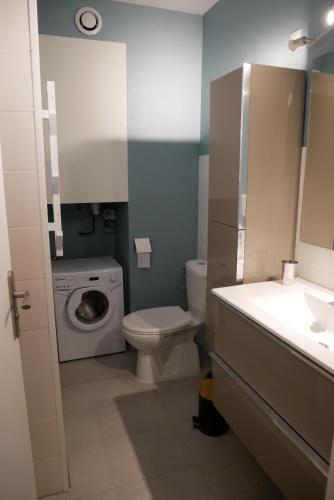a bathroom with a toilet sink and a washing machine at Joli studio proche des thermes in Aix-les-Bains