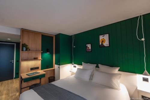 1 dormitorio con cama blanca y paredes verdes en Les Hauts de Kerano en Paimpol