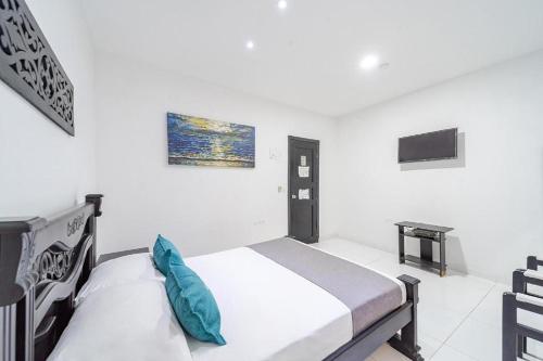 a bedroom with a bed in a white room at Hotel Mar di Plata in Barranquilla