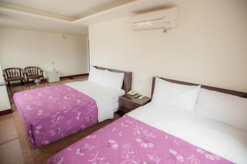 Een bed of bedden in een kamer bij Chantai Hotel