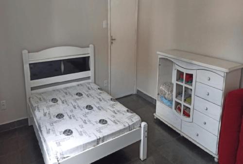 Un pat sau paturi într-o cameră la Apto(3) mt bem localizado, simples mas com tudo