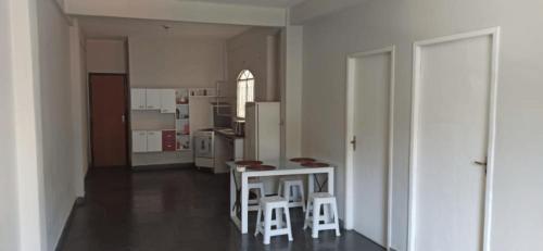 uma cozinha com mesa e cadeiras num quarto em Apto(3) mt bem localizado, simples mas com tudo em Volta Redonda