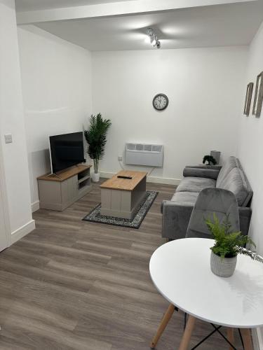 a living room with a couch and a table at Flat in Luton Town Centre in Luton