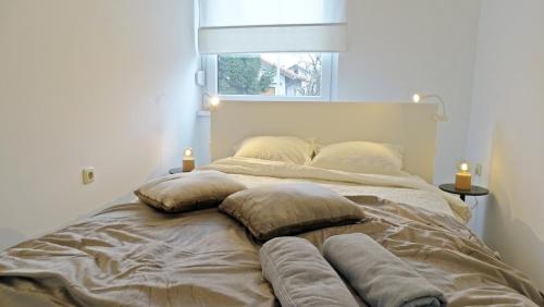 uma cama num quarto com almofadas em Apartment No15 em Koprivnica