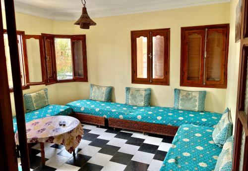 a living room with a couch and a table at soleado apartamento al lado de la preciosa medina , a 3 minutos de la playa andando I in Asilah