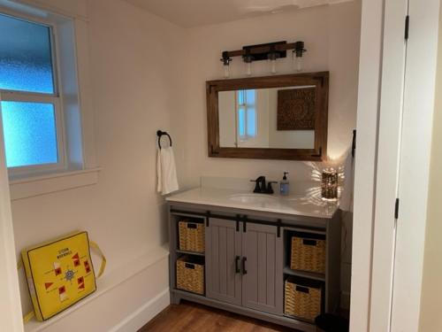 uma casa de banho com um lavatório e um espelho em Columbia River Cliff House em Saint Helens
