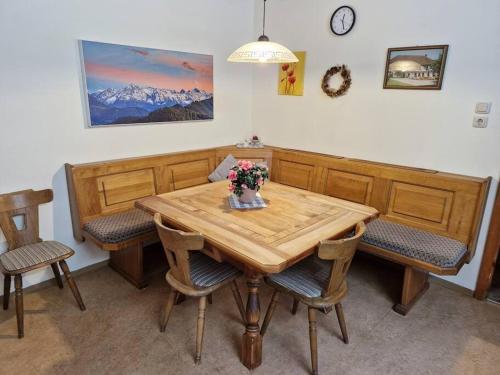 a dining room with a wooden table and chairs at Ferienhof am Landsberg in Obergrünburg