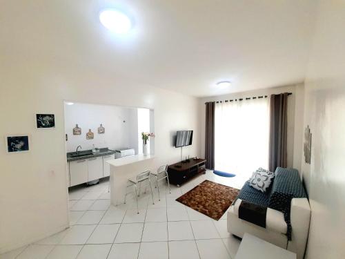 Una cocina o cocineta en APT PRAIA do FORTE, 2min do Mar, a pé, CABO FRIO RJ