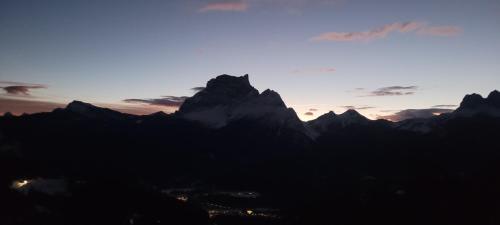 a view of the mountains at sunset at casa del cirillo in Ornica