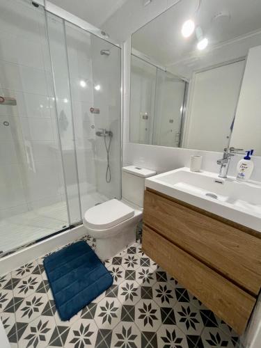W łazience znajduje się toaleta, umywalka i prysznic. w obiekcie Depto a pasos del centro de Puerto Montt w mieście Puerto Montt