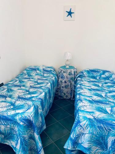 蘭佩杜薩的住宿－Villa Ale，两张睡床彼此相邻,位于一个房间里