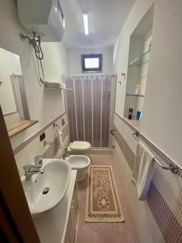 een badkamer met een wastafel, een toilet en een douche bij Villa Ale in Lampedusa