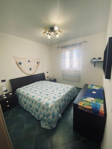 - une chambre avec un lit et un ventilateur de plafond dans l'établissement Villa Ale, à Lampedusa