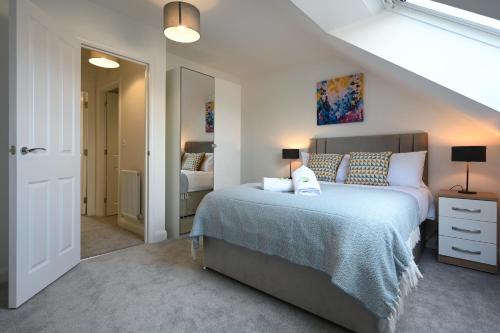 מיטה או מיטות בחדר ב-Luxury 4 Bed House with Gated Parking in the Heart of Birmingham!