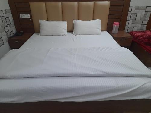 Postel nebo postele na pokoji v ubytování Abrol residency