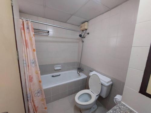 曼谷的住宿－珍寶多酒店，一间带卫生间和浴缸的小浴室