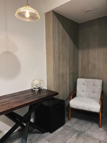 a room with a desk and a chair and a lamp at 北濱渡日號民宿Dotoday Teahouse-自助入住 in Hualien City