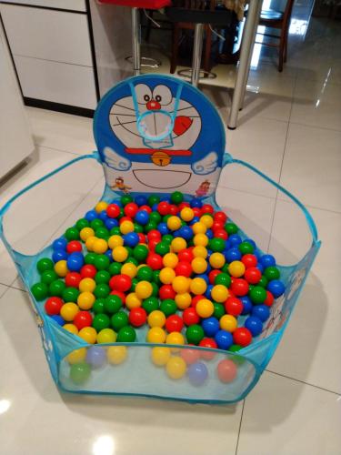 a ball pit filled with lots of balls at 花田葉舍 in Tianwei