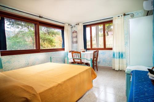 ドームス・デ・マリーアにあるSa Bratzaのベッドルーム1室(ベッド1台、テーブル、椅子付)