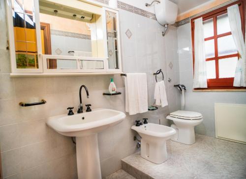 ドームス・デ・マリーアにあるSa Bratzaの白いバスルーム(洗面台、トイレ付)