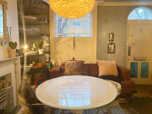 un soggiorno con divano e tavolo di The blue door a Londra