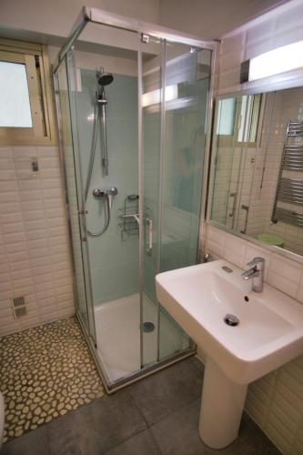 une salle de bain avec un lavabo et une douche en verre dans l'établissement Ref GALA 2B - Palmes d'Or Properties, à Cannes